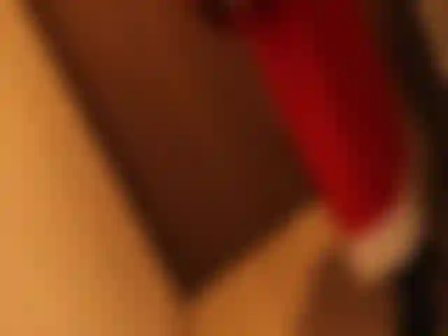 Komm, pack dein sexy geschenk aus und hol dir so viele geheimnisse mit mir.