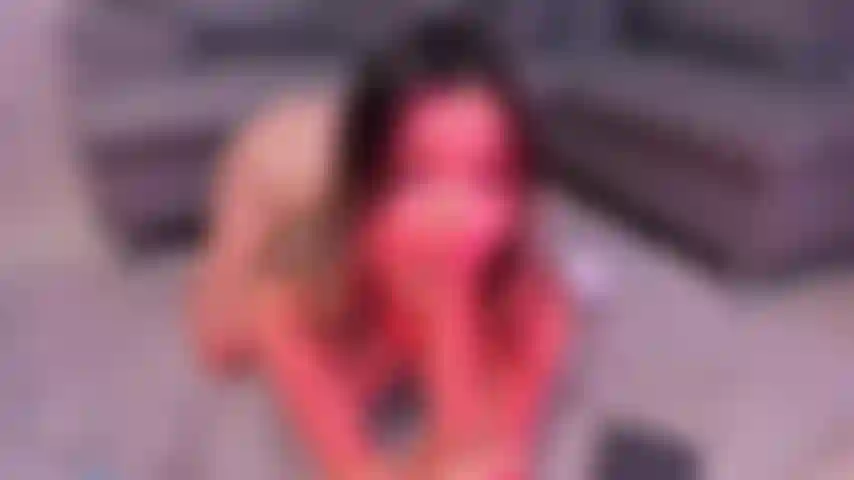 Ein köstlicher blowjob mit etwas speichel und dann... Eine muschi mit etwas sperma.