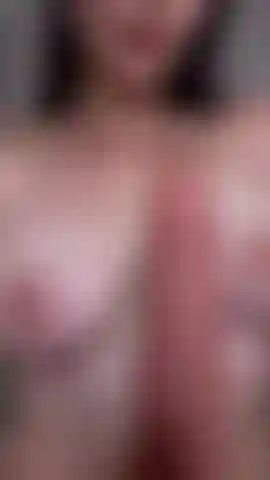 Dein schwanz macht mich heiß. Zwischen meinen titten siehst du noch besser aus.