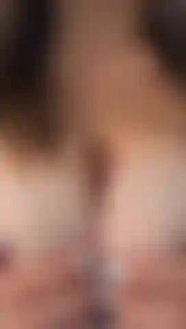 Ein köstlicher schwanz zwischen meinen riesigen titten.