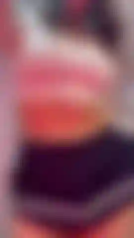 Kurzer rock, weißes höschen und ... Titten raus.