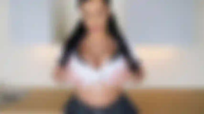 College-mädchen-outfit ohne höschen, striptease in der küche.