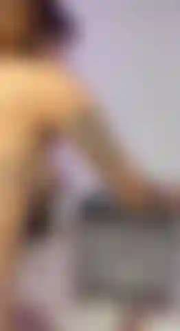 Sie fickt so hart, bis sie vor vergnügen stöhnt.