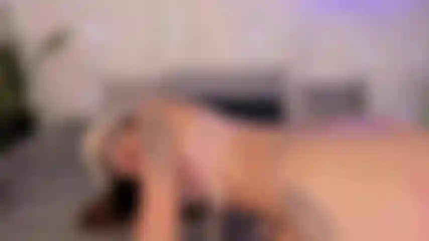 Ein elastisches und heißes mädchen, das ihre enge und feuchte muschi masturbiert, wenn niemand zu hause ist.