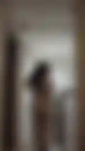 Kein ton, model anny im haus.