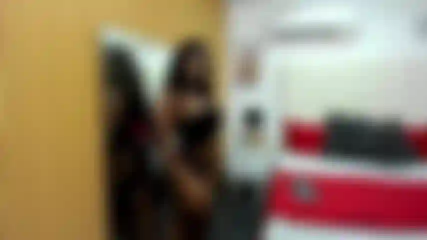 Ich verführe dich mit einem sinnlichen und gewagten striptease, um dich so geil zu machen, dass du mich dazu bringst, meine muschi zu masturbieren und sie zum vibrieren zu bringen, bis sie vor so viel lust nass wird.