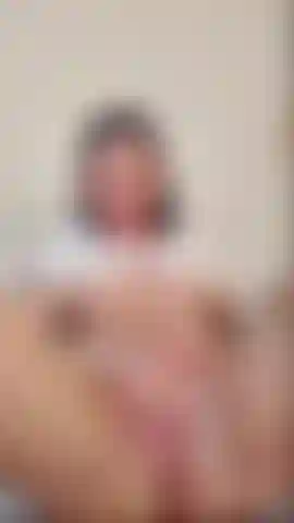 Schau, wie ich mit meinem arsch spiele und einen guten fick mit meinem dildo genieße, bis ich einen orgasmus bekomme.
