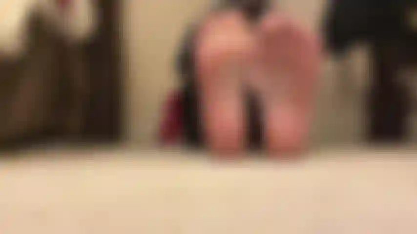 Sich mit öligen füßen neckt.