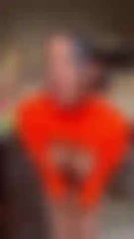 Lutsche deinen schwanz, während ich das frühstück mache.