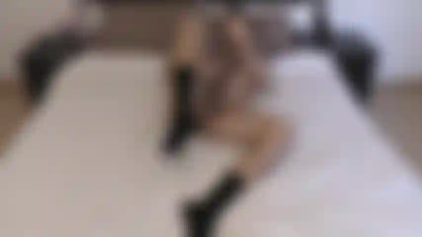 Schwarze socken wichsen. Antonio wichst seinen schwanz im bett und trägt seine schwarzen anzugsocken.