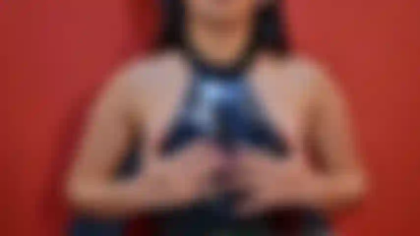 Spiele mit meinen brüsten neben mir.