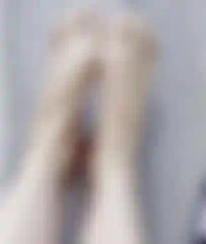 Ich massiere meine füße mit feuchtigkeitscreme. Ohne die zwischenräume zwischen den zehen zu vergessen!