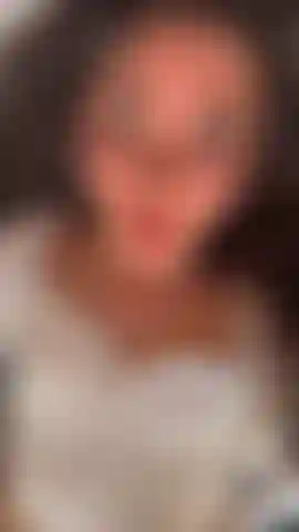 Sexy heißes mädchen wird so hart gefickt, während sie versucht, keine geräusche zu machen.
