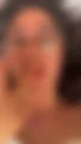 Ich mache meine muschi und finger nass, um mich für dich bereit zu machen.