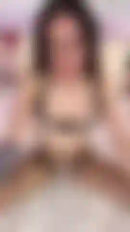 Die ihre muschi reibt, während sie netzstrümpfe trägt.