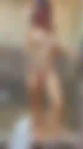 Spiele unter der nassen dusche mit meiner muschi.