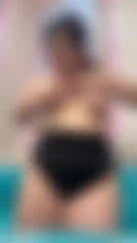 Es erregt mich sehr, meine brüste für dich zu saugen, daddy, und dass du deine milch über meinen ganzen körper gießt.