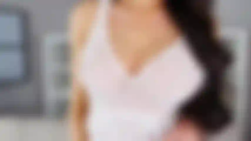 Mein sexy weißes kleid auszieht und meine großen titten zeigt.