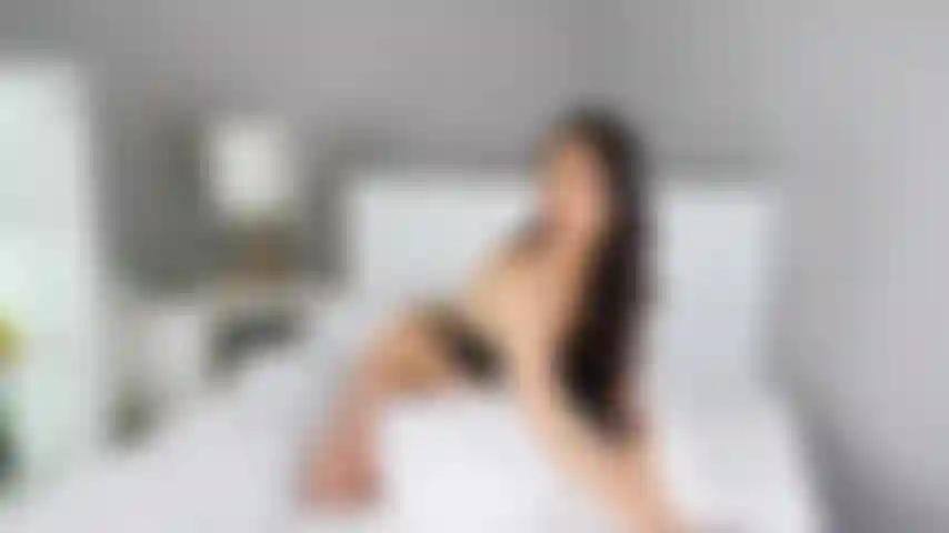 Die sich im bett auszieht und meinen sexy körper zeigt.