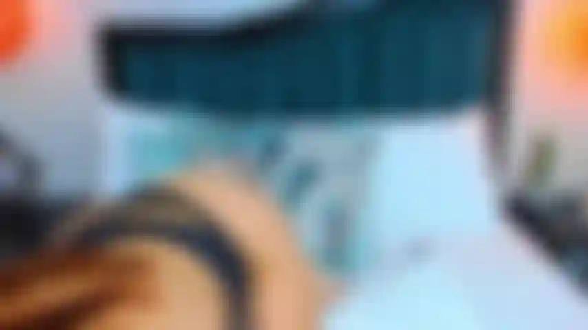 Ich möchte, dass du deinen schwanz tief in mich hineinschiebst und fühlst, wie sich meine muschi um dich legt und mit jedem stoß nach mehr bettelt.