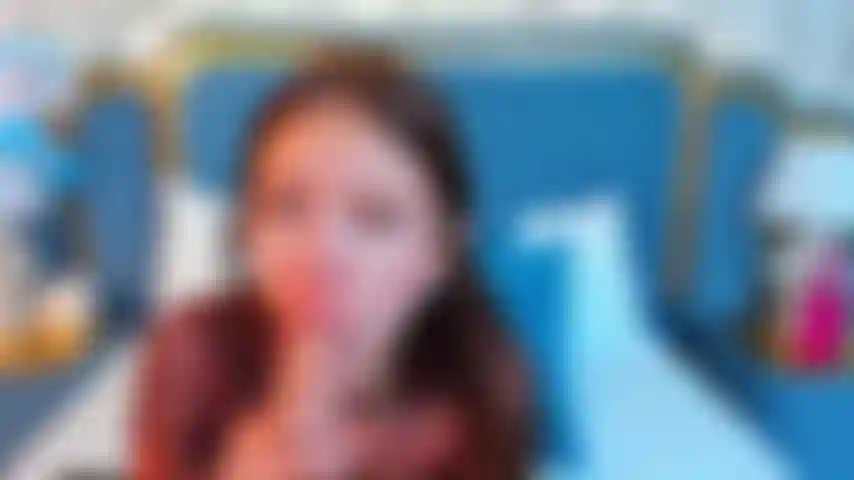 Meine muschi ist so feucht und hungrig ... Komm und gib mir, was ich brauche.