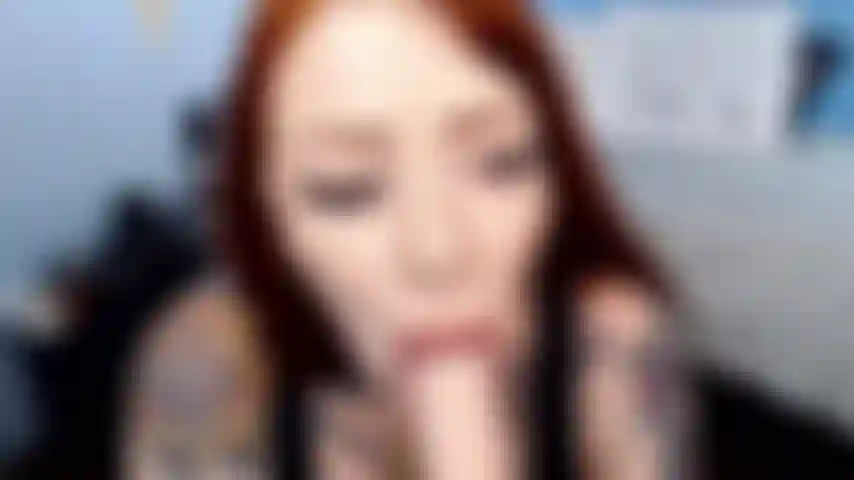 Rothaarige schlampe gibt schlampigen blowjob.