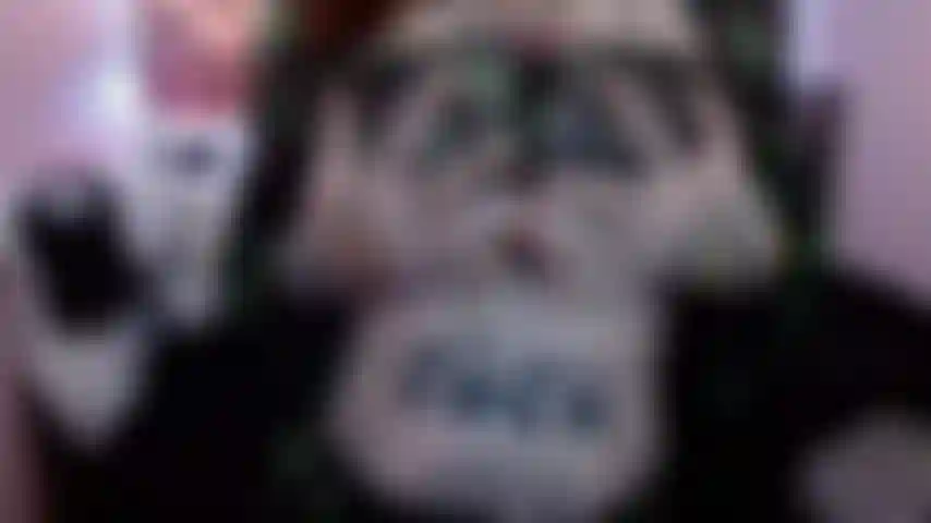 Eine brandneue fickmaschine mit cremiger muschi.