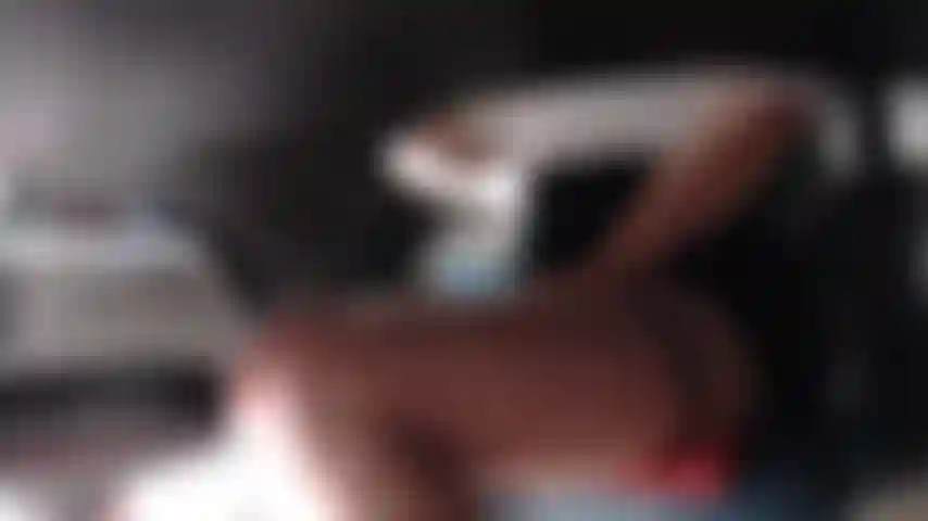 Die unter dem schreibtisch fingert.