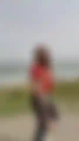 – Draußen: sieh, wie meine titten hüpfen.