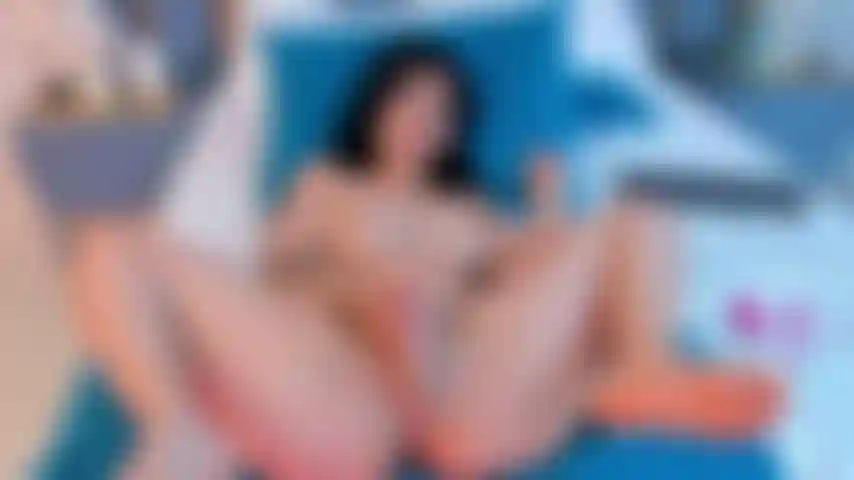 Dieses video ist nur für die wagemutigsten ... Du siehst, wie ich mich langsam berühre, jeden zentimeter meiner haut streichle. Meine finger wandern über meine titten, immer weiter nach unten, bis ich nicht mehr kann ... Die art, wie ich mich bewege, wie ich berühre, alles ist darauf ausgelegt, die kontrolle zu verlieren. Du bist dran.