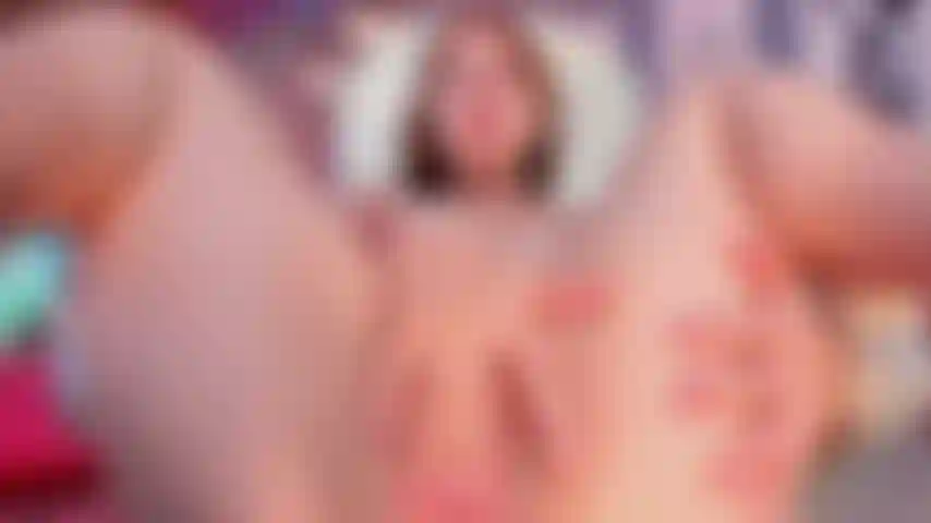 Reibe meine nasse muschi in der nähe der kamera.