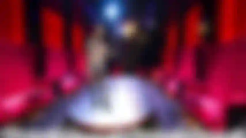 Stripper-fantasie! Der besitzer des clubs lädt sie ein, seinem lieblingstänzer in der high-roller-suite zuzusehen. Sie lädt dich in den vip-raum ein, nachdem sie getanzt und dich geärgert hat. Du spürst ihre lippen überall auf deinem schwanz.