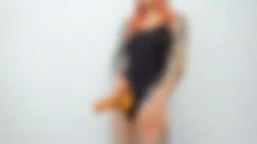Mit einem strap-on aus latexhandschuhen wichst.