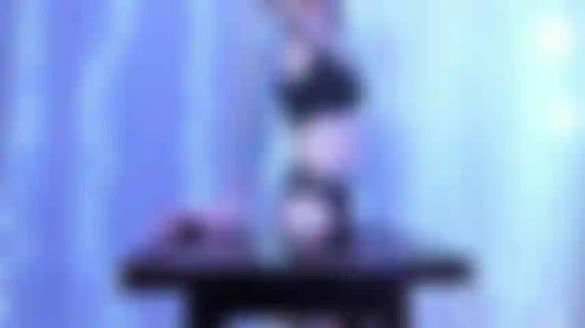 Die auf einem stuhl hüpft - arschfetisch.