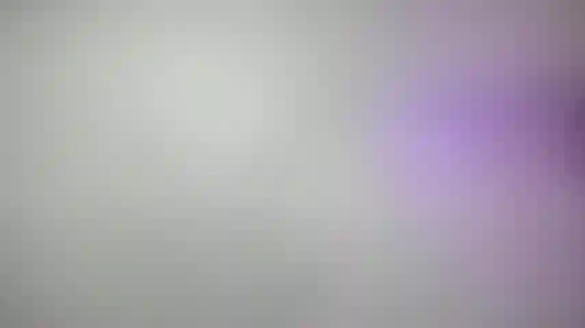 Striptease mit weißen spitzenunterwäsche.