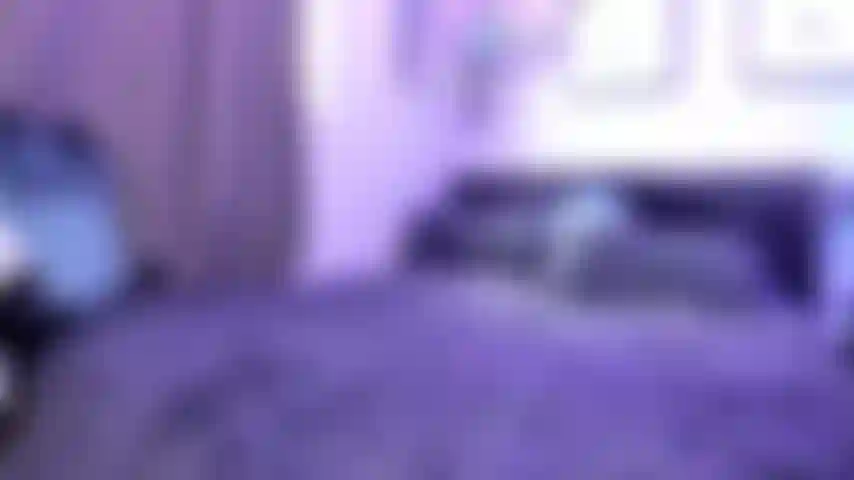 Sexy petite barfuß necken und spielen.