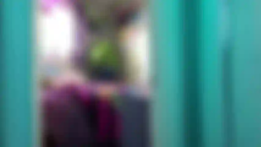 Die das höschen meiner mitbewohnerin anprobiert.