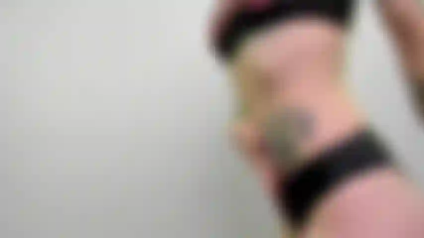 Striptease von süßem papas mädchen.