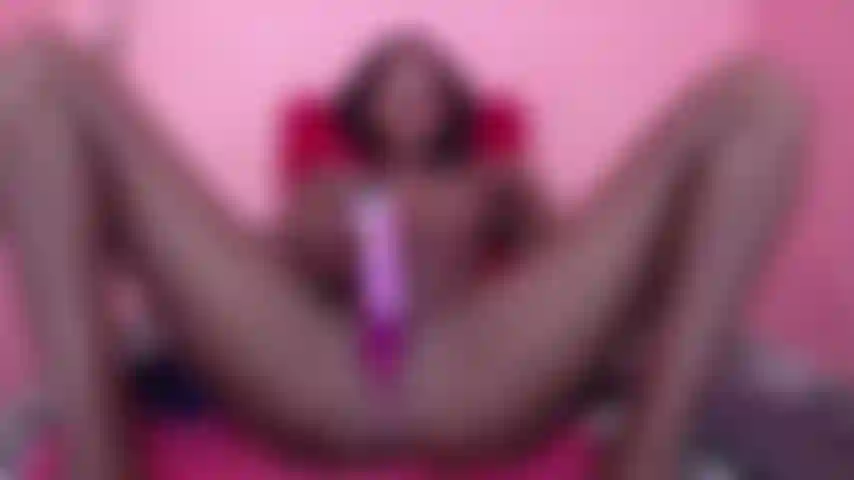 Spiele mit einem dildo an meiner pinky-muschi.