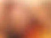 Nackter bootytease mit einem stück und netzstrümpfen, die dann zerreißen.