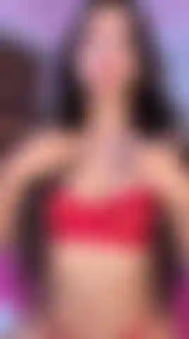 Meine augen sagen dir alles: ich bin bereit, ich kann es kaum erwarten, und ich weiß genau, was du dir gerade wünschst.