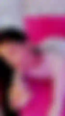Während ich den dildo neben mir von der seite anschaue und weiß, dass er bald teil dieses spiels sein wird.