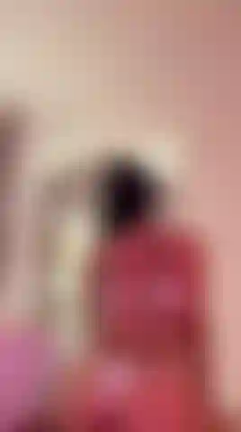 Ich brenne, ich bin weit geöffnet, und mein göttergleicher körper kann diese hitze nicht mehr ertragen.