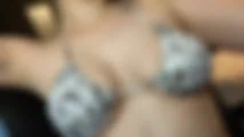 Titty shake im bikini.