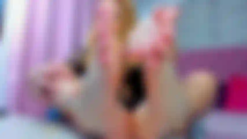 Du spritzt auf meine füße und ich sauge das sperma von meinen zehen.