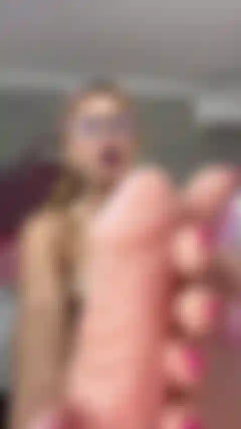 Ein mädchen, das deinen schwanz und ihre köstlichen füße genießt.