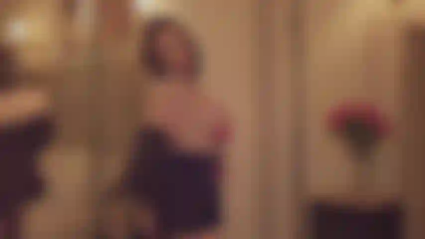 Die dich oben ohne in strümpfen und absätzen neckt.