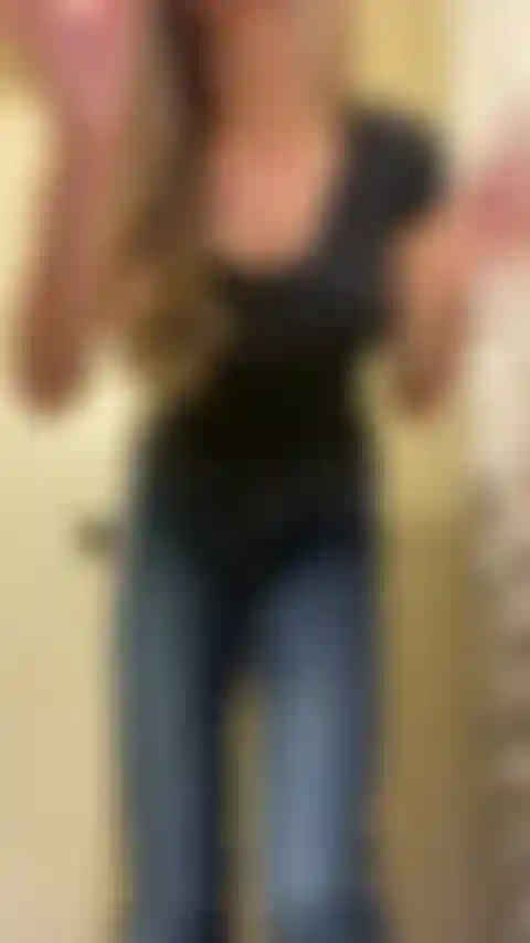 Ein schneller fingersatz mit heruntergezogener jeans.