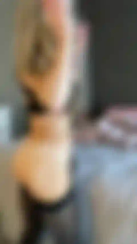 Fingere in strumpfhosen.