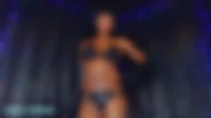 Dein winziger schwacher beta-schwanz ist nicht gut genug für all meine sexy ebenholz-überlegenheit. Das einzige, was du zu kosten bekommst, ist deine eigene ladung. Also genieße die aussicht schlampe! Das öl und die spucke tropft von meinen großen brüsten.